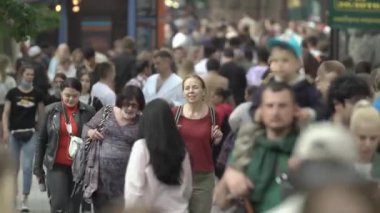 Ukrayna, Kyiv: Şehir merkezinde insanlar sokakta yürüyor