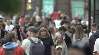 Ukrayna, Kyiv: Şehir merkezinde insanlar sokakta yürüyor