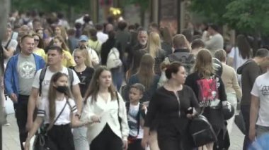 Ukrayna, Kyiv: Şehir merkezinde insanlar sokakta yürüyor