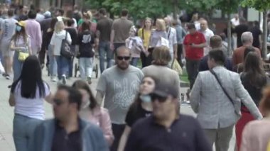 Ukrayna, Kyiv: Şehir merkezinde insanlar sokakta yürüyor