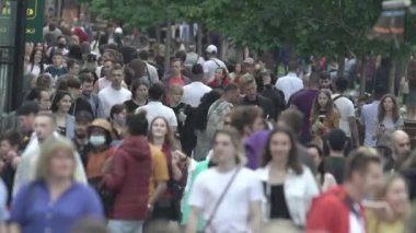 Ukrayna, Kyiv: Şehir merkezinde insanlar sokakta yürüyor