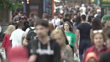 Ukrayna, Kyiv: Şehir merkezinde insanlar sokakta yürüyor