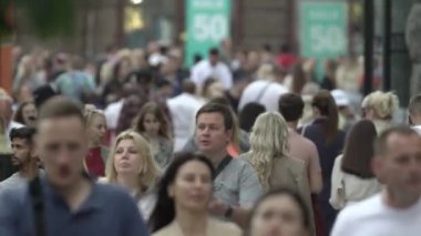 Ukrayna, Kyiv: Şehir merkezinde insanlar sokakta yürüyor