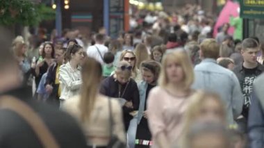 Ukrayna, Kyiv: Şehir merkezinde insanlar sokakta yürüyor