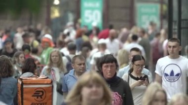 Ukrayna, Kyiv: Şehir merkezinde insanlar sokakta yürüyor