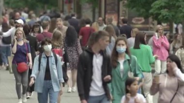 Ukrayna, Kyiv: Şehir merkezinde insanlar sokakta yürüyor