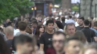 Ukrayna, Kyiv: Şehir merkezinde insanlar sokakta yürüyor