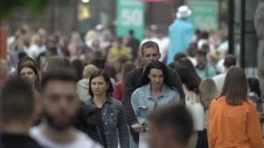 Ukrayna, Kyiv: Şehir merkezinde insanlar sokakta yürüyor