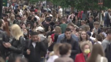 Ukrayna, Kyiv: Şehir merkezinde insanlar sokakta yürüyor