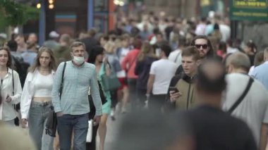 Ukrayna, Kyiv: Şehir merkezinde insanlar sokakta yürüyor