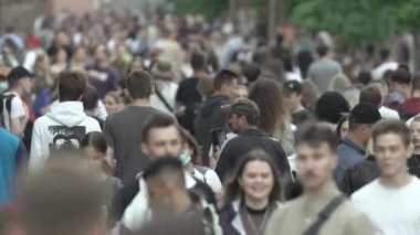 Ukrayna, Kyiv: Şehir merkezinde insanlar sokakta yürüyor