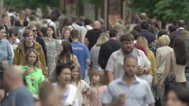 Ukrayna, Kyiv: Şehir merkezinde insanlar sokakta yürüyor