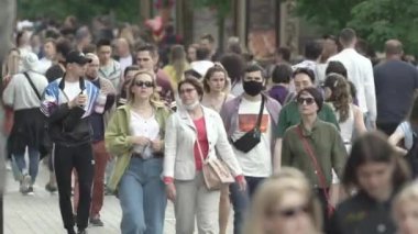 Ukrayna, Kyiv: Şehir merkezinde insanlar sokakta yürüyor