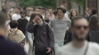 Ukrayna, Kyiv: Şehir merkezinde insanlar sokakta yürüyor