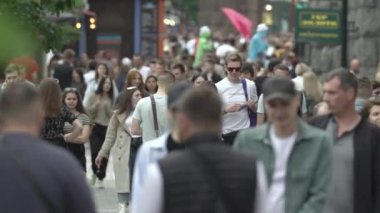 Ukrayna, Kyiv: Şehir merkezinde insanlar sokakta yürüyor