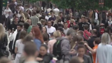 Ukrayna, Kyiv: Şehir merkezinde insanlar sokakta yürüyor