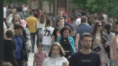 Ukrayna, Kyiv: Şehir merkezinde insanlar sokakta yürüyor