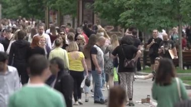 Ukrayna, Kyiv: Şehir merkezinde insanlar sokakta yürüyor