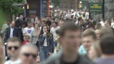 Ukrayna, Kyiv: Şehir merkezinde insanlar sokakta yürüyor