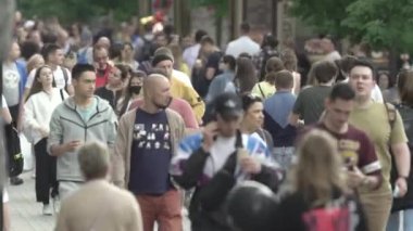 Ukrayna, Kyiv: Şehir merkezinde insanlar sokakta yürüyor