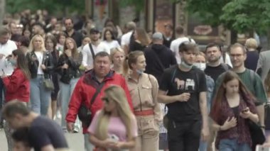 Ukrayna, Kyiv: Şehir merkezinde insanlar sokakta yürüyor