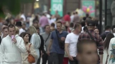 Ukrayna, Kyiv: Şehir merkezinde insanlar sokakta yürüyor