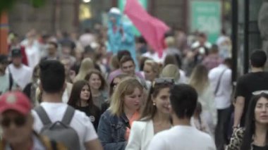 Ukrayna, Kyiv: Şehir merkezinde insanlar sokakta yürüyor