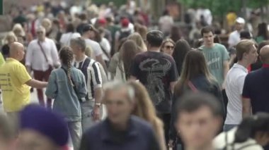 Ukrayna, Kyiv: Şehir merkezinde insanlar sokakta yürüyor