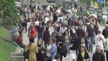 Ukrayna, Kyiv: Şehir merkezinde insanlar sokakta yürüyor