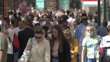 Ukrayna, Kyiv: Şehir merkezinde insanlar sokakta yürüyor