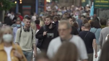 Ukrayna, Kyiv: Şehir merkezinde insanlar sokakta yürüyor