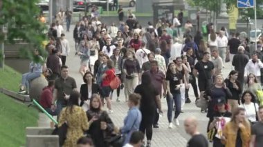 Ukrayna, Kyiv: Şehir merkezinde insanlar sokakta yürüyor