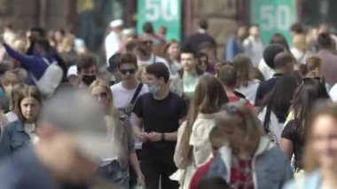 Ukrayna, Kyiv: Şehir merkezinde insanlar sokakta yürüyor