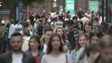 Ukrayna, Kyiv: Şehir merkezinde insanlar sokakta yürüyor