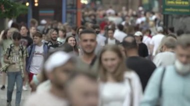 Ukrayna, Kyiv: Şehir merkezinde insanlar sokakta yürüyor