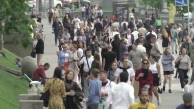 Ukrayna, Kyiv: Şehir merkezinde insanlar sokakta yürüyor