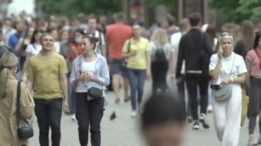 Ukrayna, Kyiv: Şehir merkezinde insanlar sokakta yürüyor