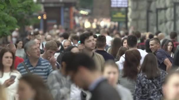 Ukrayna, Kyiv: Şehir merkezinde insanlar sokakta yürüyor — Stok video