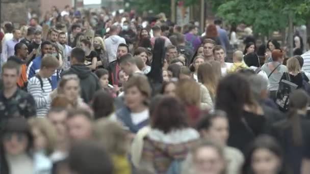 Ukraina, Kijów: ludzie idą ulicą w centrum miasta — Wideo stockowe