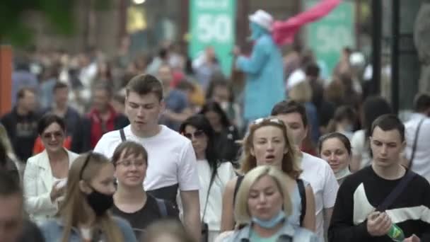 Ukraine, Kiev : les gens marchent dans la rue dans le centre-ville — Video