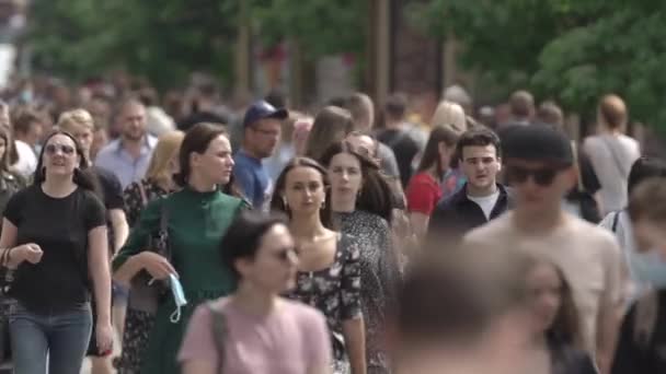 Ukraina, Kyiv: orang-orang berjalan di jalan di pusat kota — Stok Video