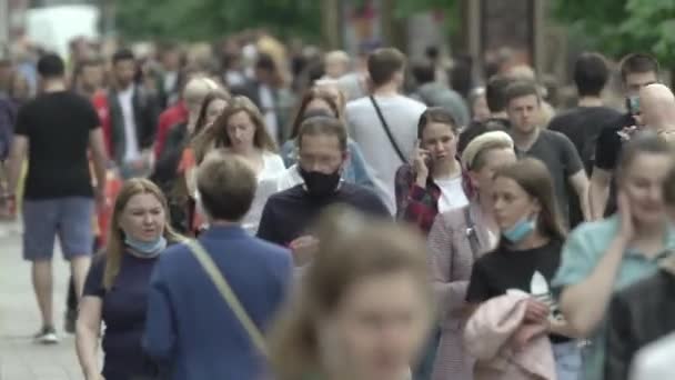 Oekraïne, Kiev: mensen lopen door de straat in het centrum — Stockvideo