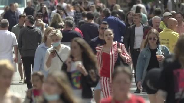 Ukraine, Kyiv : people walk down the street in the city center — Stock Video