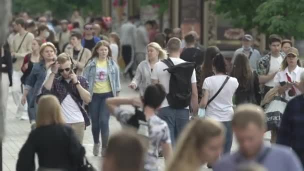 Ucrania, Kiev: la gente camina por la calle en el centro de la ciudad — Vídeo de stock