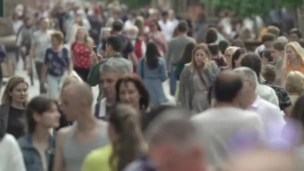 Ukraine, Kyiv : people walk down the street in the city center — Stock Video