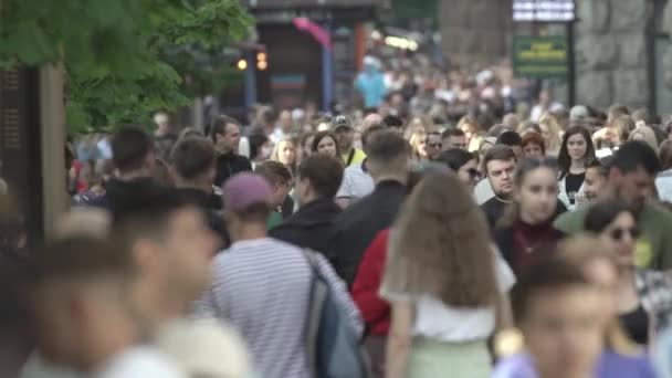 Ukrayna, Kyiv: Şehir merkezinde insanlar sokakta yürüyor — Stok video