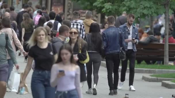 Ukrayna, Kyiv: Şehir merkezinde insanlar sokakta yürüyor — Stok video