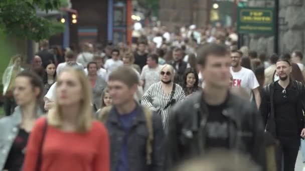 Oekraïne, Kiev: mensen lopen door de straat in het centrum — Stockvideo