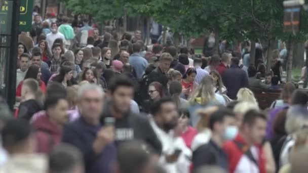 Oekraïne, Kiev: mensen lopen door de straat in het centrum — Stockvideo