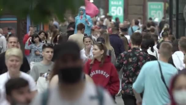 Ukraine, Kiev : les gens marchent dans la rue dans le centre-ville — Video